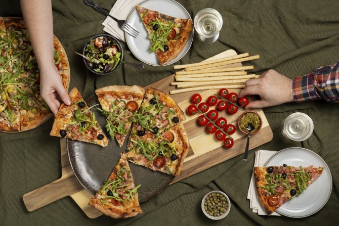 Chutn&aacute; pizza v talianskej re&scaron;taur&aacute;cii, ktor&uacute; si m&ocirc;žete k&uacute;piť v&yacute;hodnej&scaron;ie s aplik&aacute;ciou TasteTown