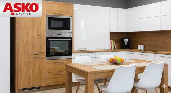 Uk&aacute;žka realiz&aacute;cie z kuchynsk&eacute;ho &scaron;t&uacute;dia ASKO n&aacute;bytok: Detail modernej pl&aacute;novanej kuchynskej linky v kombin&aacute;cii drevodekoru a bieleho lesku so vstavan&yacute;mi spotrebičmi a zladen&yacute;m jed&aacute;lensk&yacute;m setom pre cel&uacute; rodinu