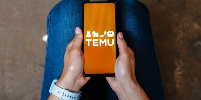 Mladá žena práve otvára aplikáciu Temu na svojom mobilnom telefóne